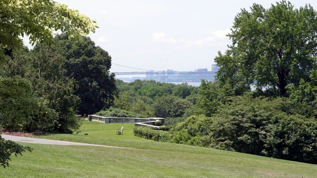 <a href="https://www.wavehill.org/" target="_blank" target="_blank">Wave Hill</a> is an 28-acre oasis of serenity in the middle of New York City's concrete jungle.