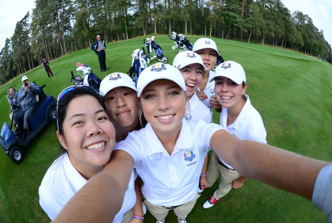 Los jugadores de la Junior Ryder Cup 2014 --que presenta a niños y niñas-- también enviaron sus selfies antes de su torneo en Escocia. Sierra Brooks del equipo de Estados Unidos pidió prestada una cámara para tomar una foto junto a sus compañeras de equipo Amy Lee, Andrea Lee, Kristen Gillman, Bethany Wu y Hannah O'Sullivan.