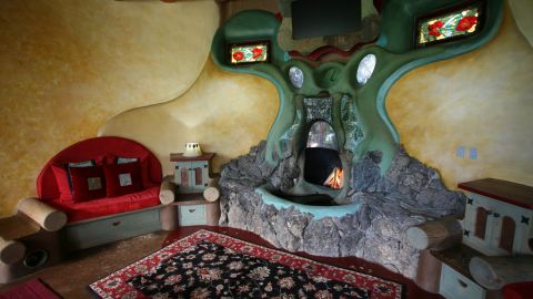 Earthships The Sustainable Homes Made With Old Junk Cnn