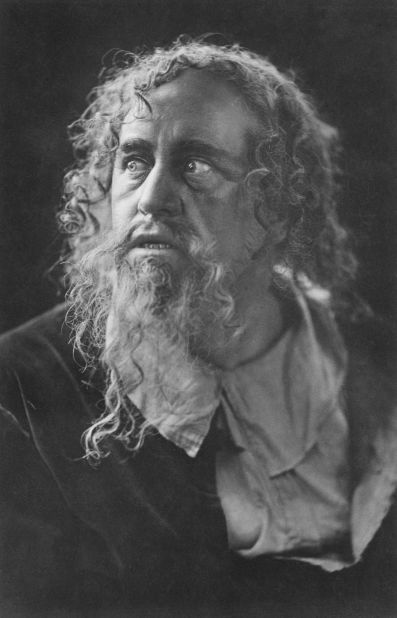 Hubert Carter (1869-1934), the great English star of stage and screen, did much to build the link between unruly facial hair and the wild-eyed Thespian. He is pictured in 1910 with a long, curly, cascading beard. 