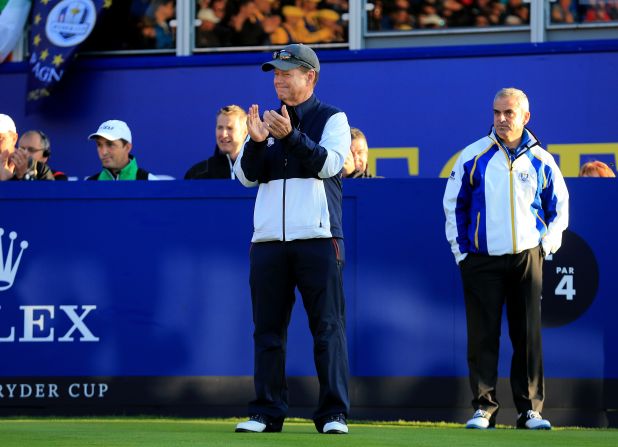 Europe's captain Paul McGinley (right) looks on as Team USA captain Tom Watson applauds the arrival of players onto the first tee. 