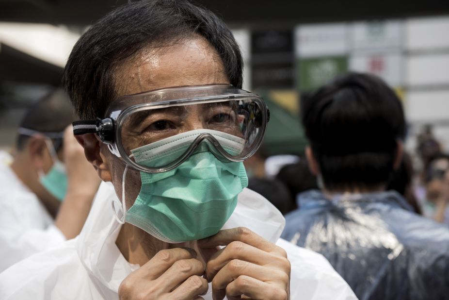 Pro-democracy activist and former legislator Martin Lee wears goggles and a mask to protect against pepper spray on September 28.