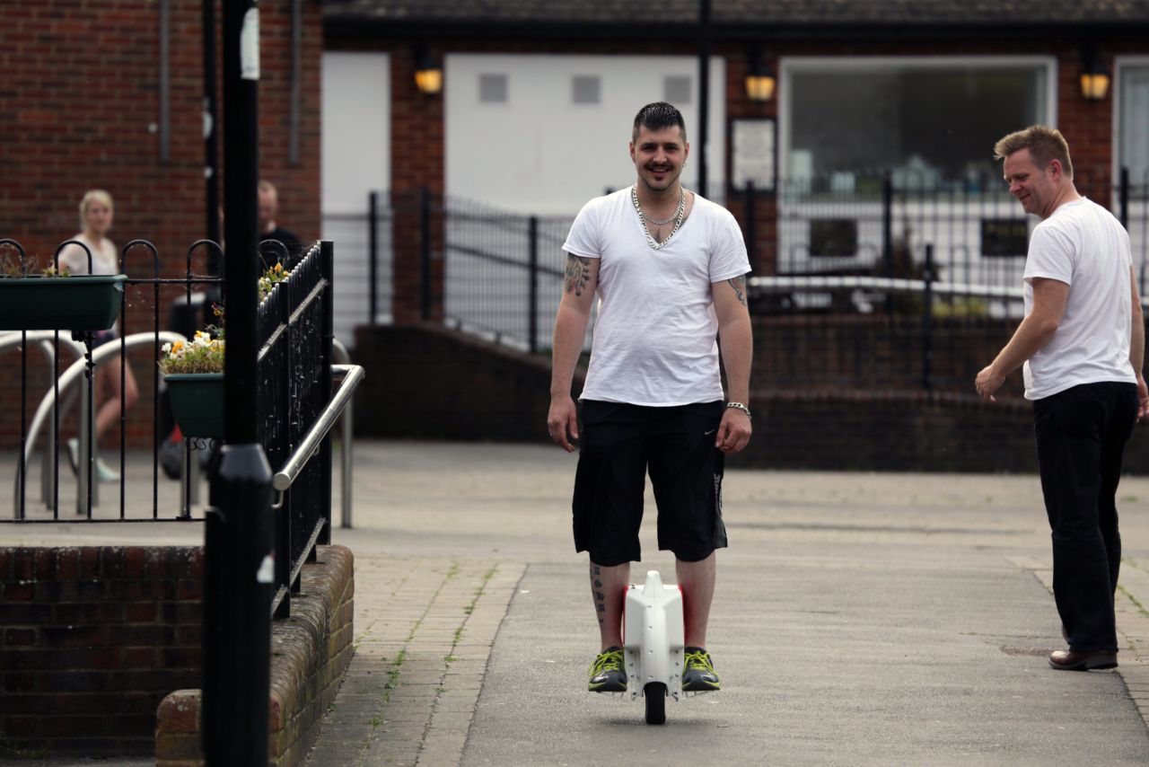 Creados por la compañía Airwheel del Reino Unido, éstos utilizan estabilizadores internos para permitirle al conductor dirigir y mantener el equilibrio.