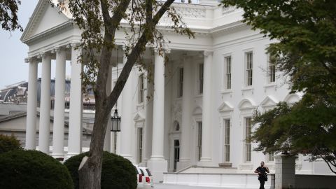 WASHINGTON, DC - SEPTEMBER 29:  A member of the U.S. Secret Service patrols outside the North Portico of the White House September 29, 2014 in Washington, DC. 