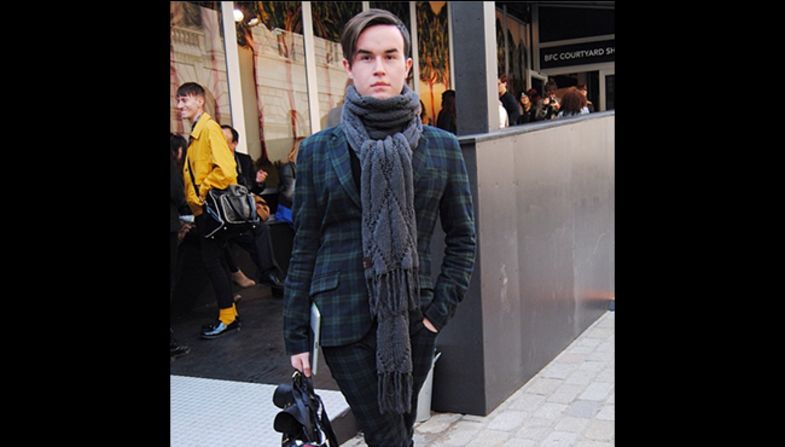 Cameron Tewson comenzó su blog "Oh My Prada" como un canal creativo derivado de su interés en la moda, la redacción y el arte. El número de lectores aumentó a 580.000 al mes y Tewson ahora está lanzando Frontrowedit.co.uk, donde también contratará a redactores independientes de todo el mundo para obtener las últimas noticias de la moda. 