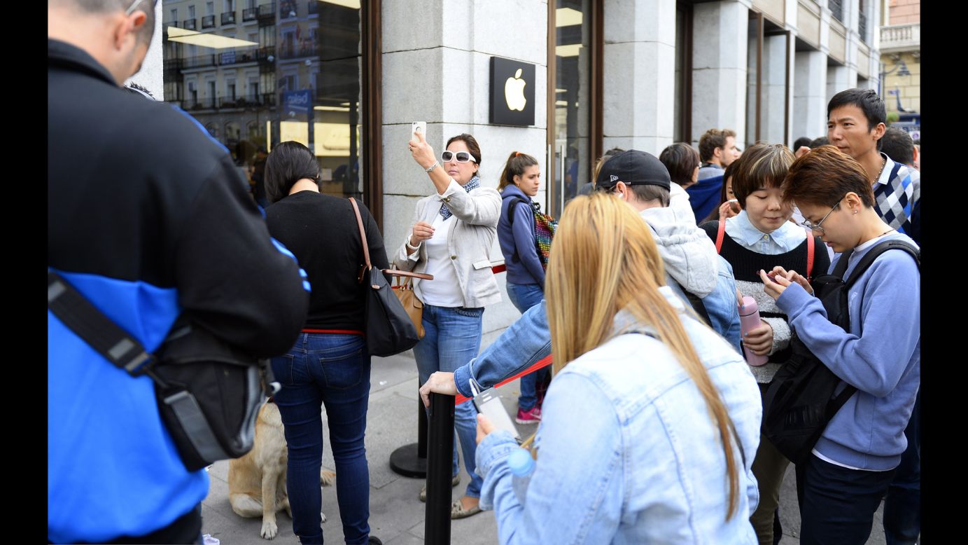 A woman takes a selfie while standing in line to buy an iPhone 6 on Friday, September 26, in Madrid.