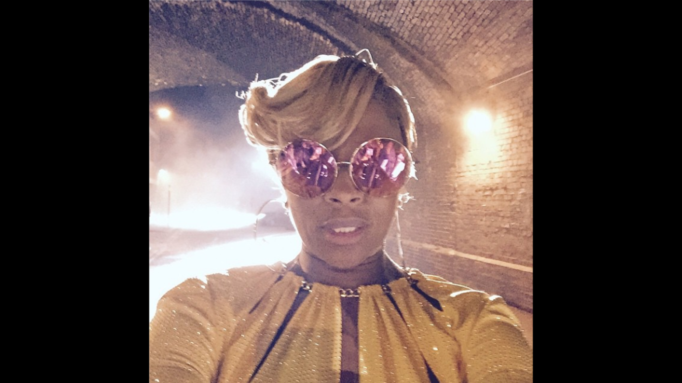 "Nice night out in London," <a href="http://instagram.com/p/teQDVSgYOh/?modal=true" target="_blank" target="_blank">wrote singer Mary J. Blige</a> in this selfie she took during a video shoot on Saturday, September 27.