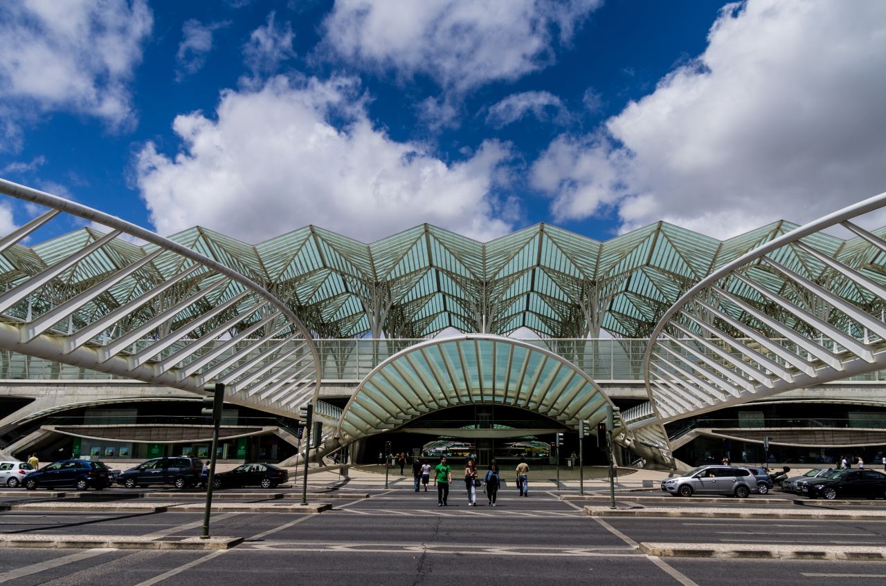 The Gare do Oriente in Lisbon is distinguished by its unique roof. The steel skeleton covers eight elevated tracks and their corresponding platforms, with the roof resembling the underside of a leaf.