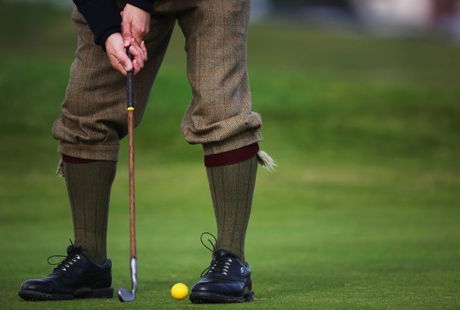 En el hickory golf, los jugadores usan palos de golf con ejes de madera que se remontan a la década de finales de 1800 y principios de 1900. También se fabrican versiones modernas auténticas de palos golf, pero la cantidad de empresas que los fabrican está disminuyendo. 