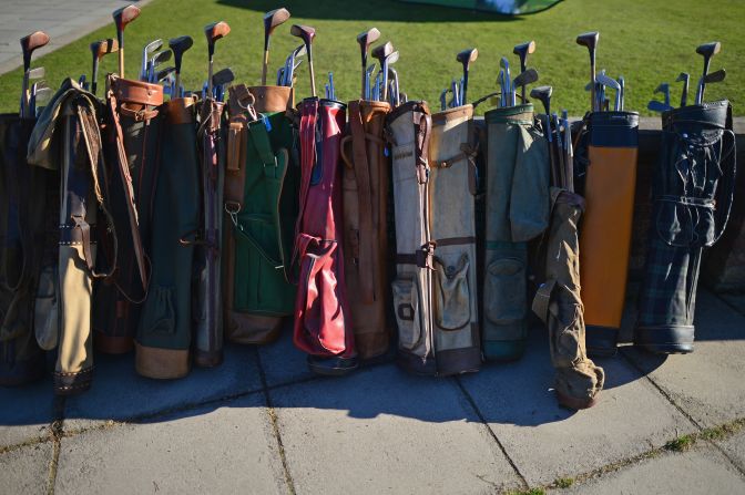 En 1970, la fundación de Golf Collectors' Society de Estados Unidos ayudó a formar el movimiento de hickory golf y algunos de los miembros decidieron probar algunas de sus adquisiciones en el campo de golf. 