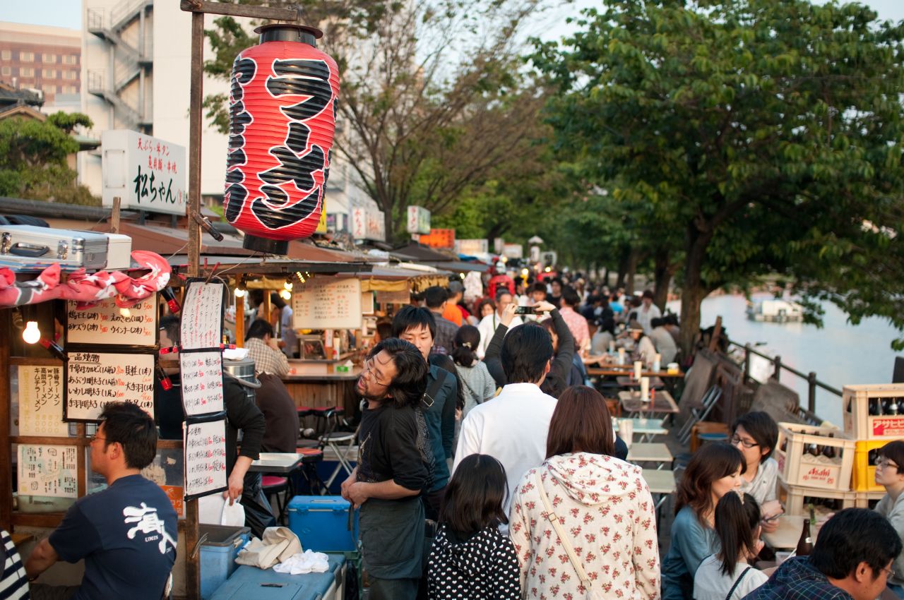 In Hakata, yatai (food carts) set up daily along the rivers in the Tenjin district. They serve traditional Tonkotsu ramen.