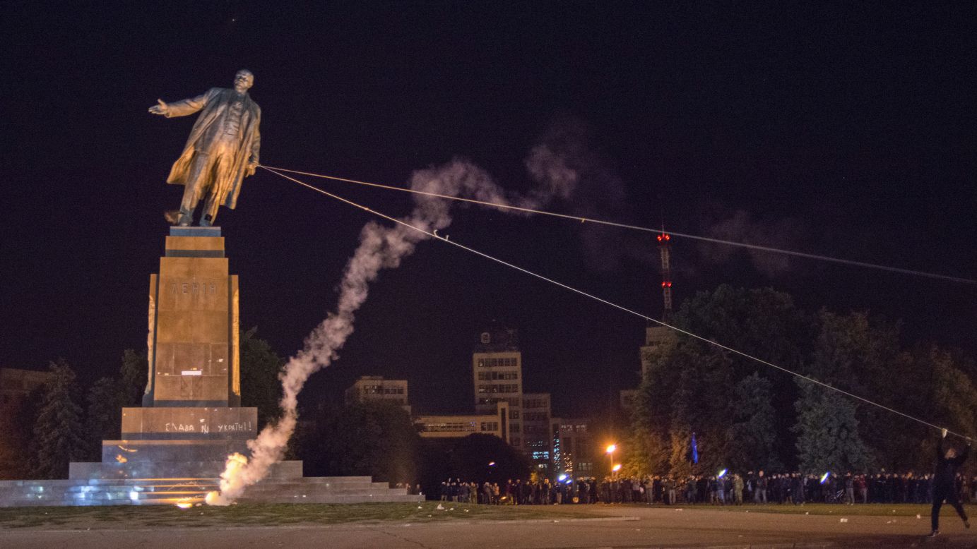 Activists dismantle a statue of Soviet hero Vladimir Lenin at a pro-Ukrainian rally in Kharkiv, Ukraine, on Sunday, September 28. 