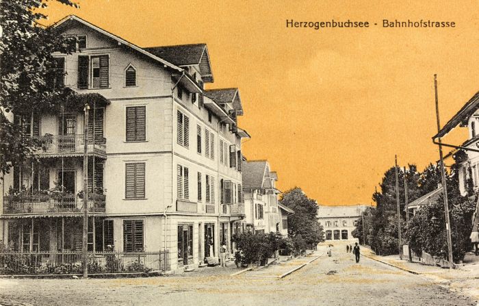 Another Zurich street scene, this one from 1919, with an oddly colored orange sky.