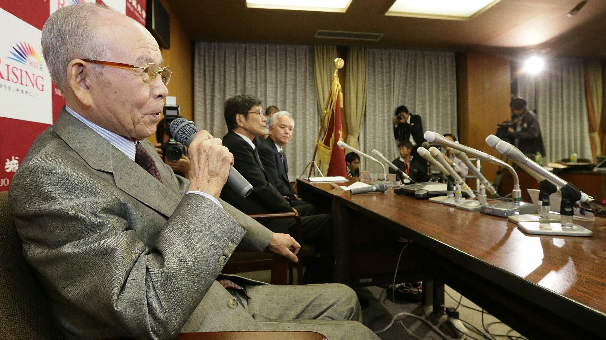 Meijo University professor Isamu Akasaki (left), 85, answers questions during a press conference at the University in Nagoya, central Japan, on October 7, 2014. 