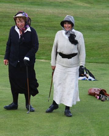 golf y algunos de los miembros decidieron probar algunas de sus adquisiciones en el campo de golf. <br />3. Aparte de contar con el equipo clásico los jugadores se visten según el estilo de la época... <br />