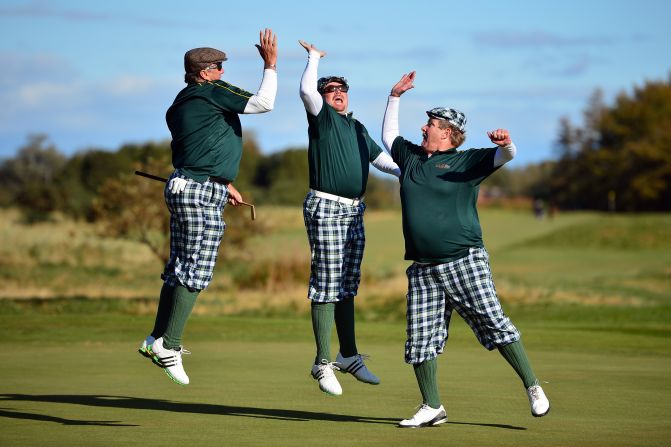 Durante la octava edición del World Hickory Open, celebrado en Monifeith Links en Escocia en 2012, se ve que los golfistas mezclan atuendos de la época de 1930 con una actitud del nuevo milenio. 