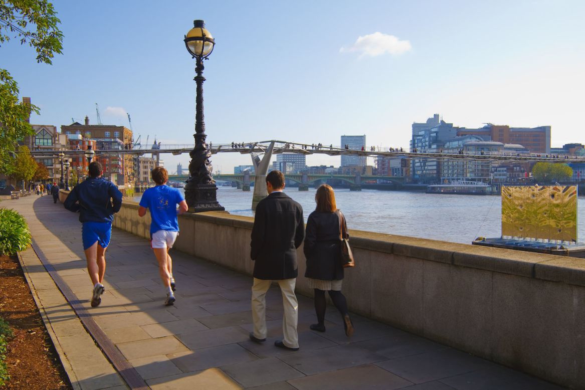 En Londres, el sendero de Thames Path de 289 kilómetros serpentea por el corazón de la ciudad con vistas espectaculares del río. 