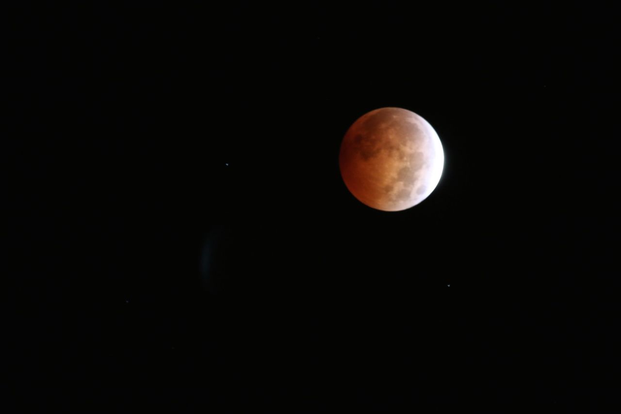 Mike Escott se levantó a las 3 a.m. para fotografiar la luna de sangre desde su hogar en San Francisco. Él se sintió inspirado para poner su reloj despertador temprano y subir al techo a documentar el evento lunar. 