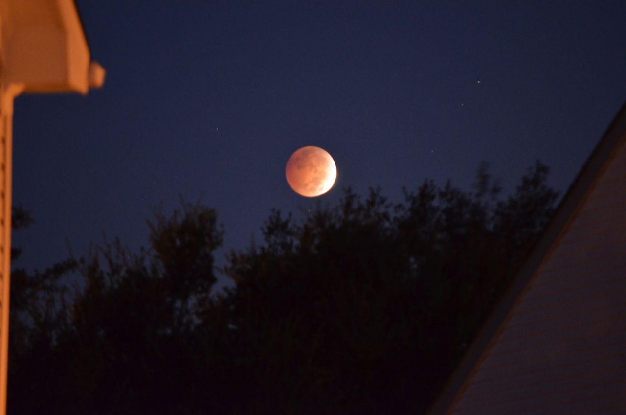 El eclipse lunar se deja ver sobre la casa de Marie Diaz en Virginia Beach, Virginia, temprano el miércoles por la mañana. 
