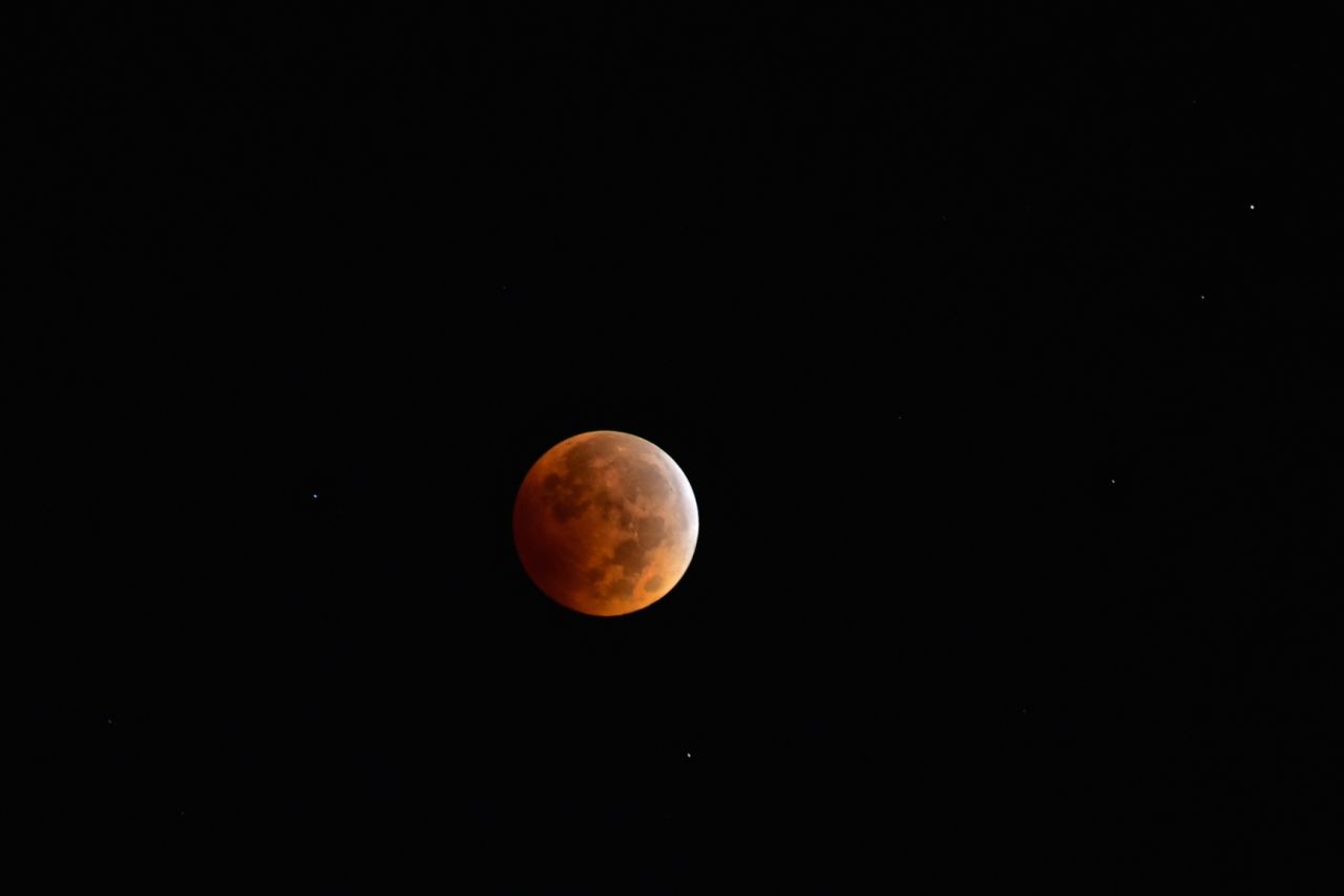 Bob Cozzi se levantó temprano para ver la luna de sangre sobre North Aurora, Illinois, a las 6 a.m. el miércoles. "Con el cielo despejado, da la impresión de que estás en otro planeta", dijo Cozzi. 