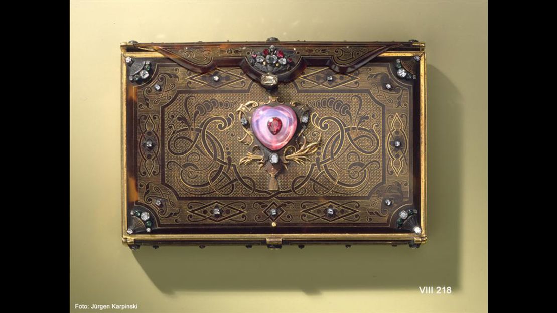 This gold and tortoiseshell notebook was created by goldsmith Pierre Triquet and jeweler Johann Heinrich Köhler. The central focus is a heart-shaped opal topped by a ruby, while the large diamond above serves as a clasp.