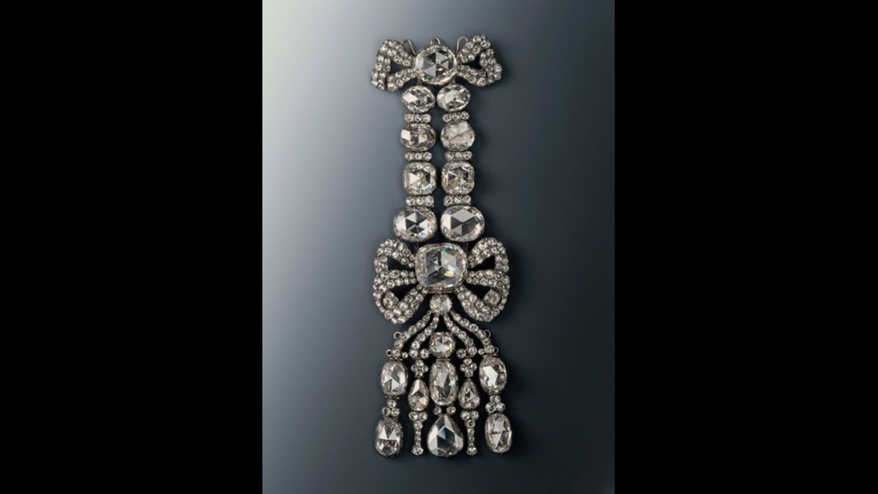 An epaulette of the Dresden Court showcases over 200 rose-cut diamonds in a double loop motif.