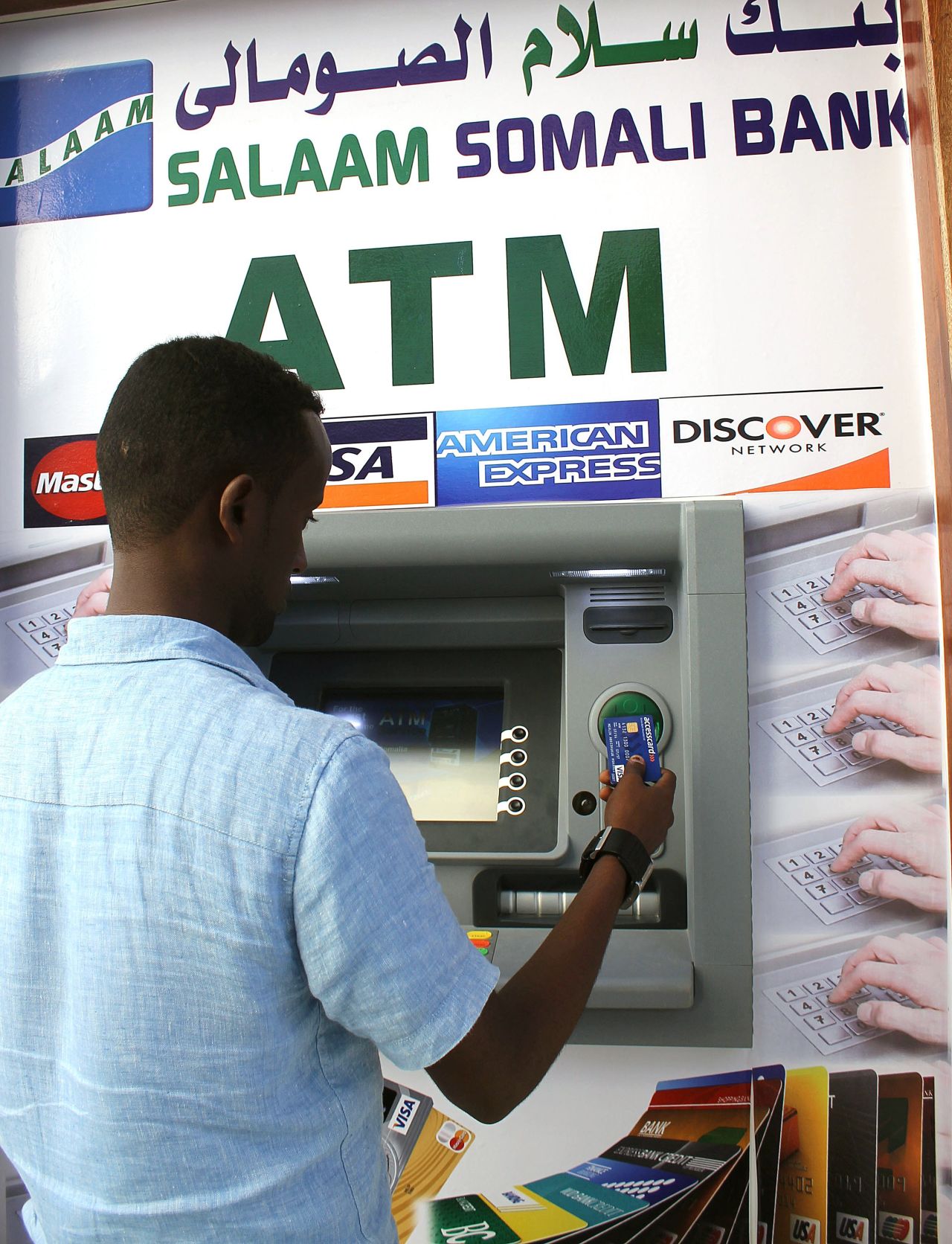 The first-ever cash withdrawal machine in Mogadishu has been installed by the Salaam Somali Bank in an upmarket hotel. 
