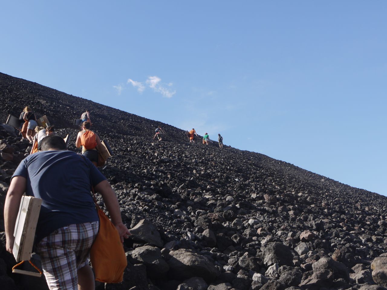 La caminata a la cima del Cerro Negro dura aproximadamente una hora.