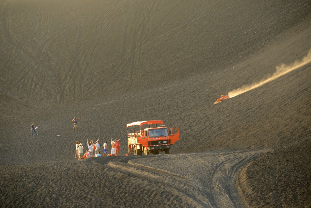 Cerro Negro es el volcán más joven en Centro América. Desde su nacimiento en 1850 ha hecho erupción 23 veces; la última fue en 1999 justo antes de que se iniciara el descenso en tablas.