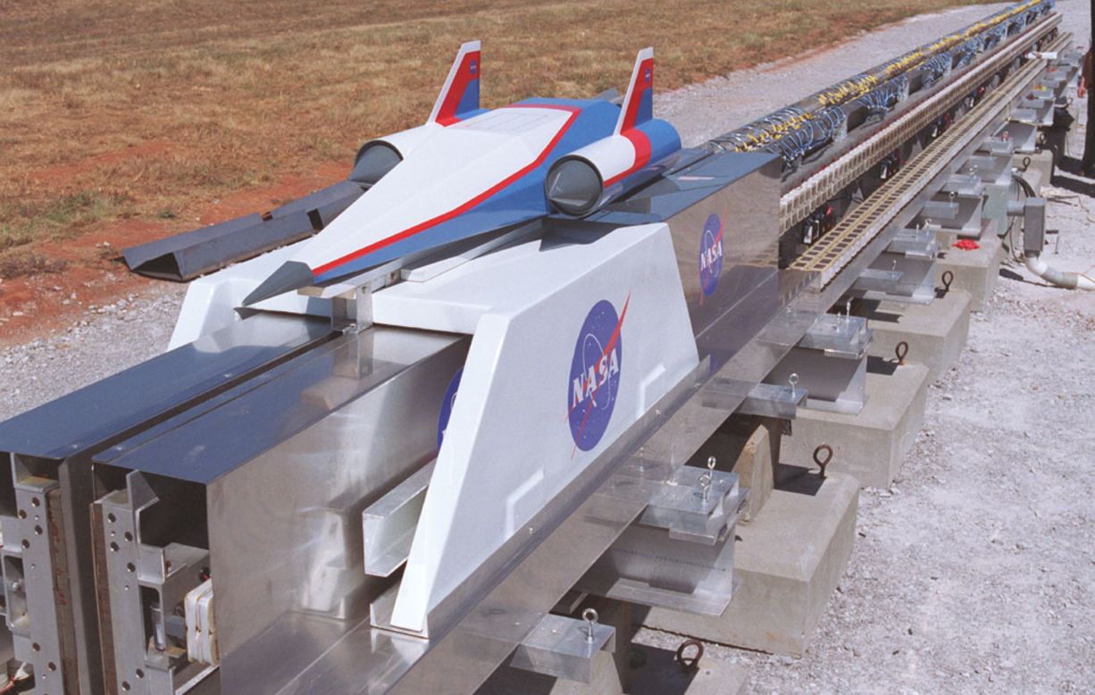 La NASA tiene una unidad que ha experimentado con tecnología de lanzamiento asistido por rieles. El concepto involucra un trineo cohete de levitación magnética de alta velocidad que dispara un proyectil a la estratósfera antes de que ramjets o scramjets lo impulsen durante el tramo final hacia el espacio. 