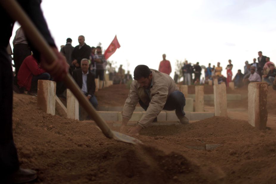 Cundi Minaz, a female Kurdish fighter, is buried in a cemetery in the southeastern Turkish town of Suruc on Tuesday, October 14. Minaz was reportedly killed during clashes with ISIS militants in nearby Kobani.