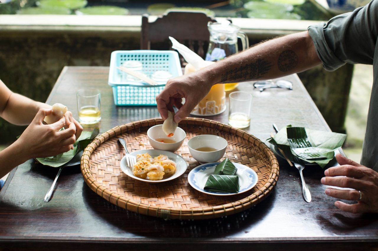 Bourdain partakes in "an choi," or recreational snacking. 