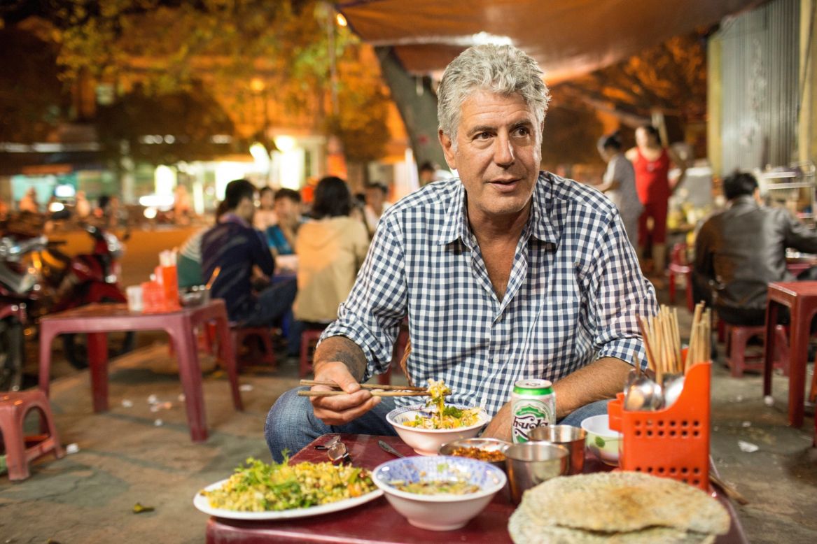 Bourdain eats cơm hến, or clam rice, in the streets of Hue.