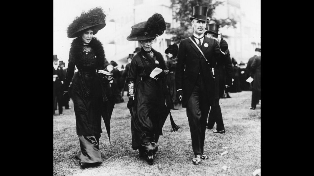 Members of the aristocracy and upper classes also wore mourning dress following the death of a royal. In 1910, attendees wore black to Royal Ascot in tribute to Edward VII, who had died just before the races.