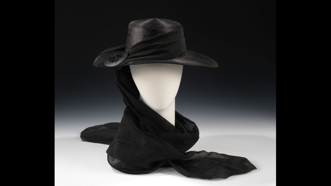 Black hats and fine veils (like 1915 piece from Henri Bendel) were popular on both sides of the Atlantic. 