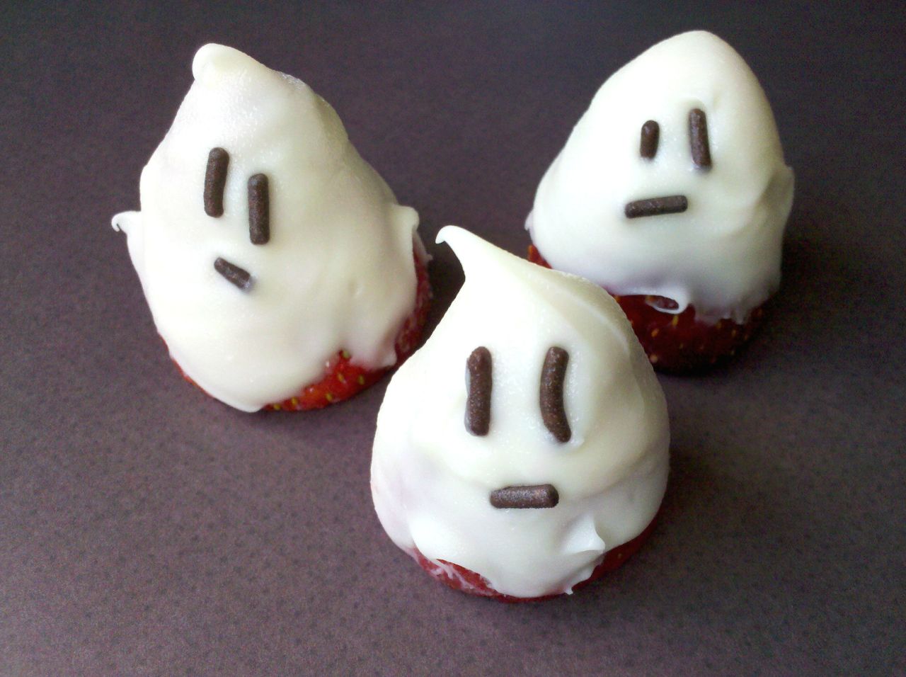 Spooky strawberries are scary easy to make and eat.
