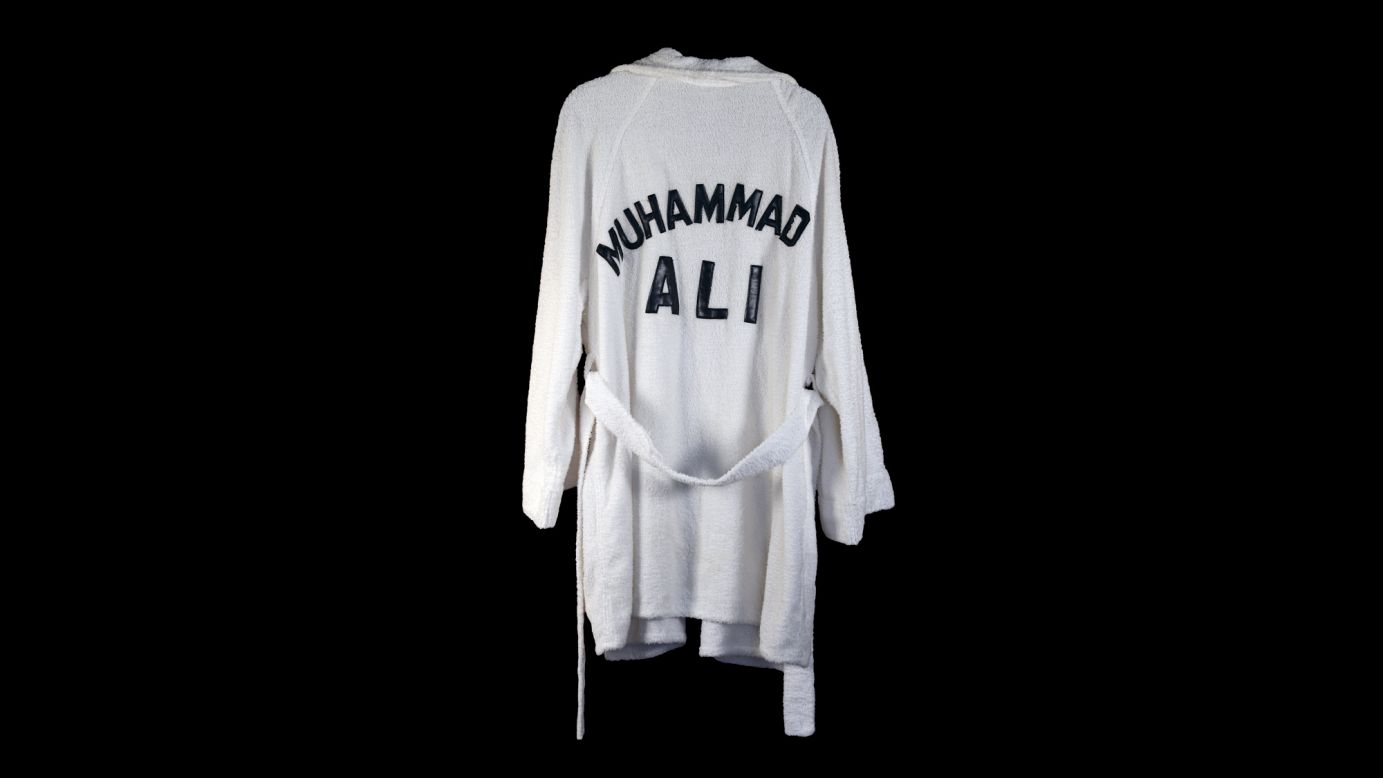 A boxing robe worn by Ali, which belonged to the late country singer Waylon Jennings, went up for auction in 2014.