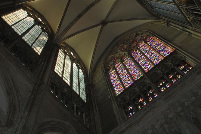 In 2007, he created stained-glass windows for the Cologne Cathedral in Germany, based on his works from 1974. 