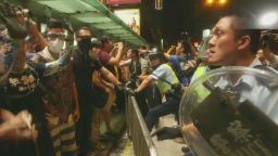 vo hong kong mong kok protesters violence_00022319.jpg