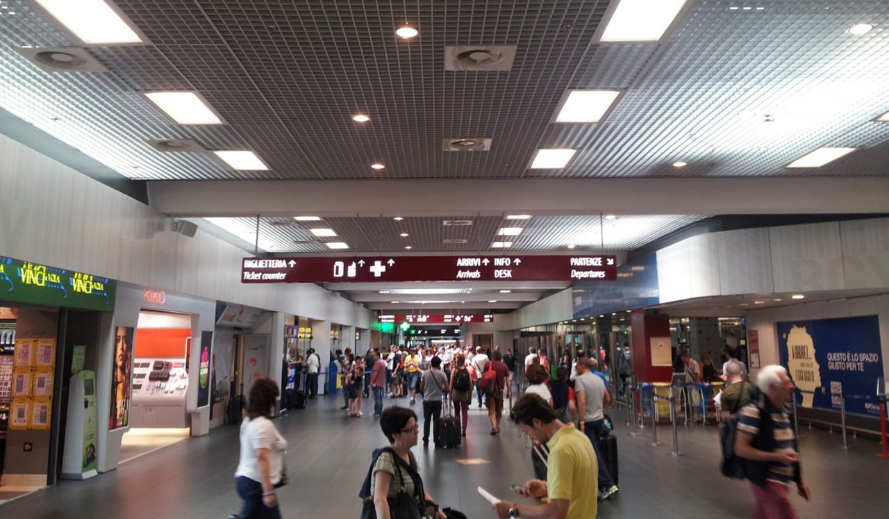 "La única forma en que este aeropuerto podría mejorar sería destruirlo y reconstruirlo", comentó uno de los encuestados sobre el aeropuerto secundario de Milán, Bérgamo Orio al Serio, que fue votado como el octavo entre los peores. 