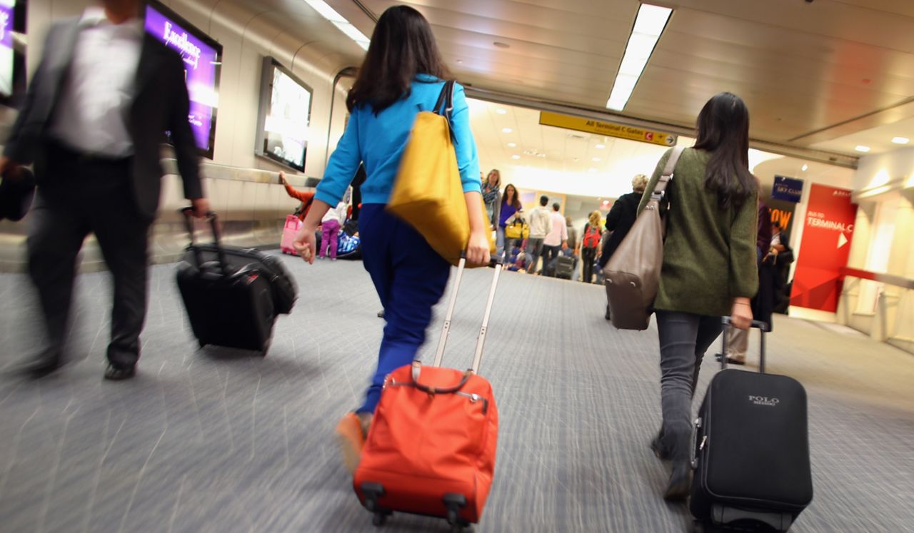 Los lectores de "Sleeping in Airports" votaron por el Aeropuerto LaGuardia de Nueva York como el décimo aeropuerto entre los peores del mundo, citando sus largas colas, decoración monótona y antipático personal. "Luego de pasar por el control de seguridad, tomar una cerveza es casi una necesidad. ¡Pero espera! No lo puedes hacer porque el bar está al otro lado", dijo un viajero.