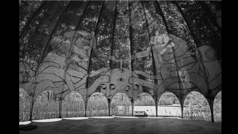 Inside the dome, La Grotta discovered a giant work by the artist <a href="http://www.streetartbio.com/#!blu/c91a" target="_blank" target="_blank">Blu</a> that covers all the interior surface.