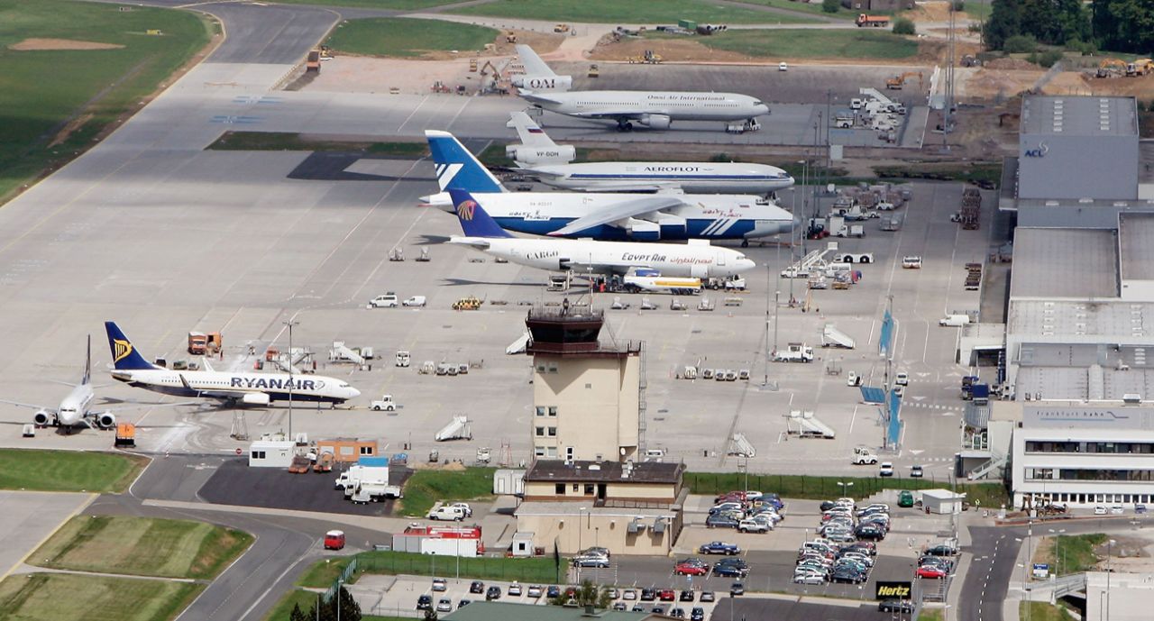 El primer aeropuerto de bajo costo de Alemania, el Aeropuerto Internacional de Fráncfort-Hahn también es la sede alemana de la aerolínea de bajo costo Ryanair. Fue votado como el sexto entre los peores aeropuertos del mundo. 