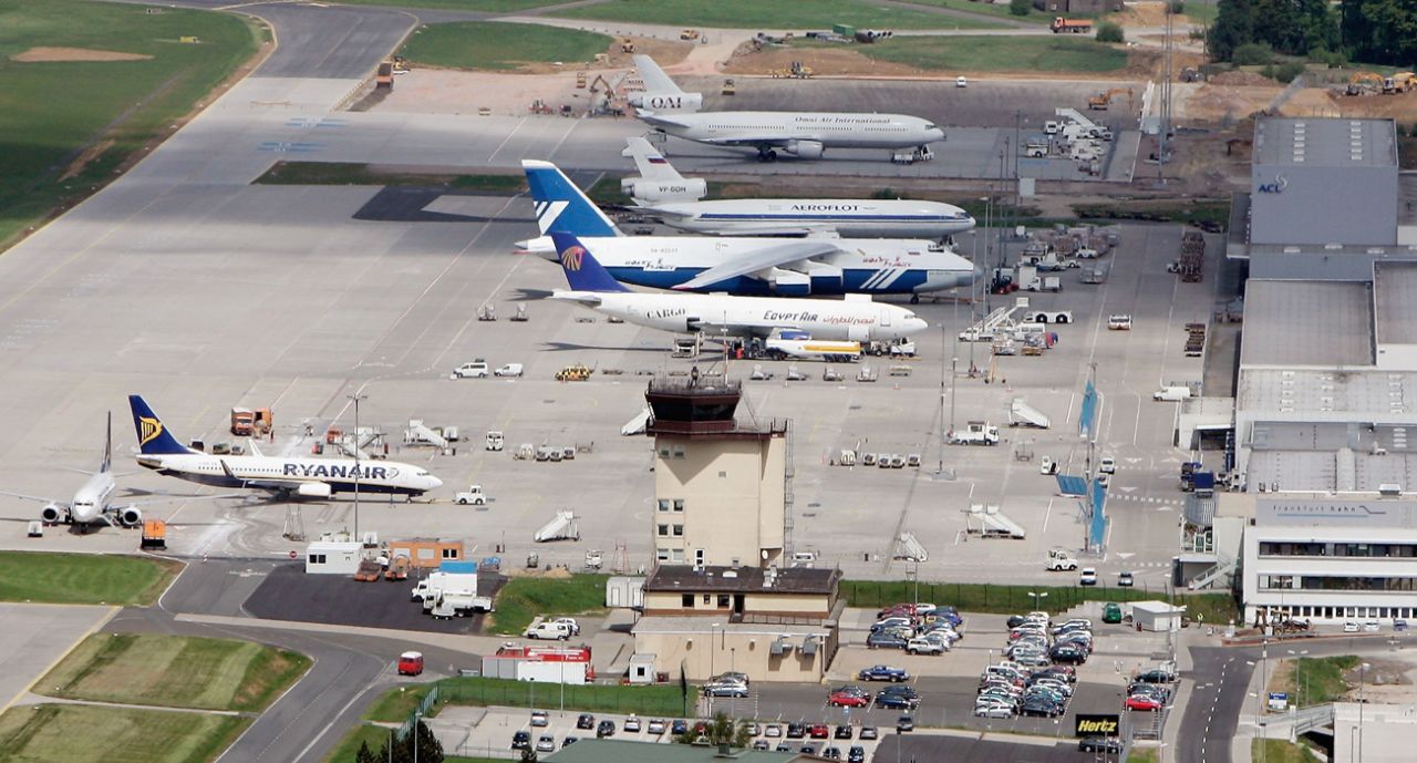El primer aeropuerto de bajo costo de Alemania, el Aeropuerto Internacional de Fráncfort-Hahn también es la sede alemana de la aerolínea de bajo costo Ryanair. Fue votado como el sexto entre los peores aeropuertos del mundo.
