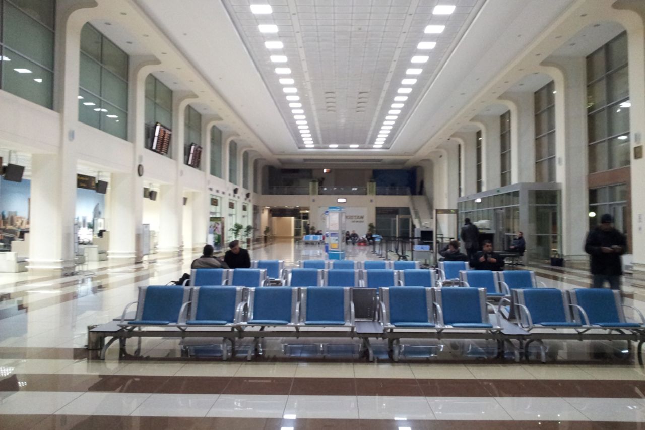 El Aeropuerto Internacional de Tashkent de Uzbekistan ocupó el quinto lugar en la lista de los peores aeropuertos. "A pesar de algunas mejoras recientes en la zona de salidas, las colas y las multitudes en TAS siguen siendo una experiencia frustrante", dijo "Sleeping in Airports". 