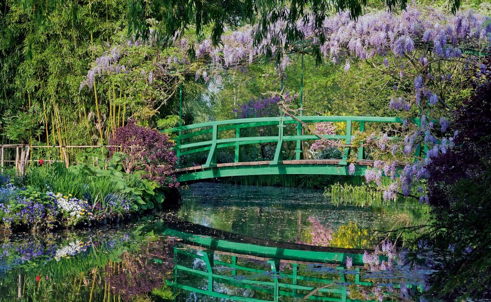 When it comes to the marriage of artistic creation and garden design, what survey would be complete without mention of Monet's famed Water Garden? Inspired by his interest in Japanese woodcuts, Monet regrouped plants such as water lilies, irises and willows that grew naturally near the Epte River to create a vision of paradise that he could paint again and again. 