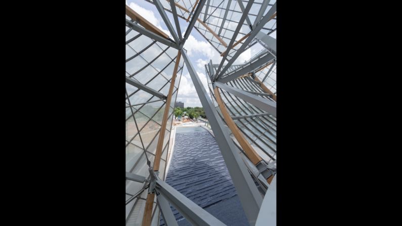 From inside the museum, visitors can look out onto a modern fountain as well as the surrounding Bois de Boulogne, the second largest park in Paris. 