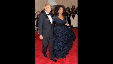 Of all the dresses de la Renta has placed on celebrities over the years, this navy blue item, worn by Oprah Winfrey to the 2010 Costume Institute Gala at the Metropolitan Museum of Art, is easily one of the most memorable. Taken separately, the elements have the potential to sound boring: a navy color, long sleeves and a skirt that's floor-length. But tailored properly and with attention to special details, this is a de la Renta gem.  