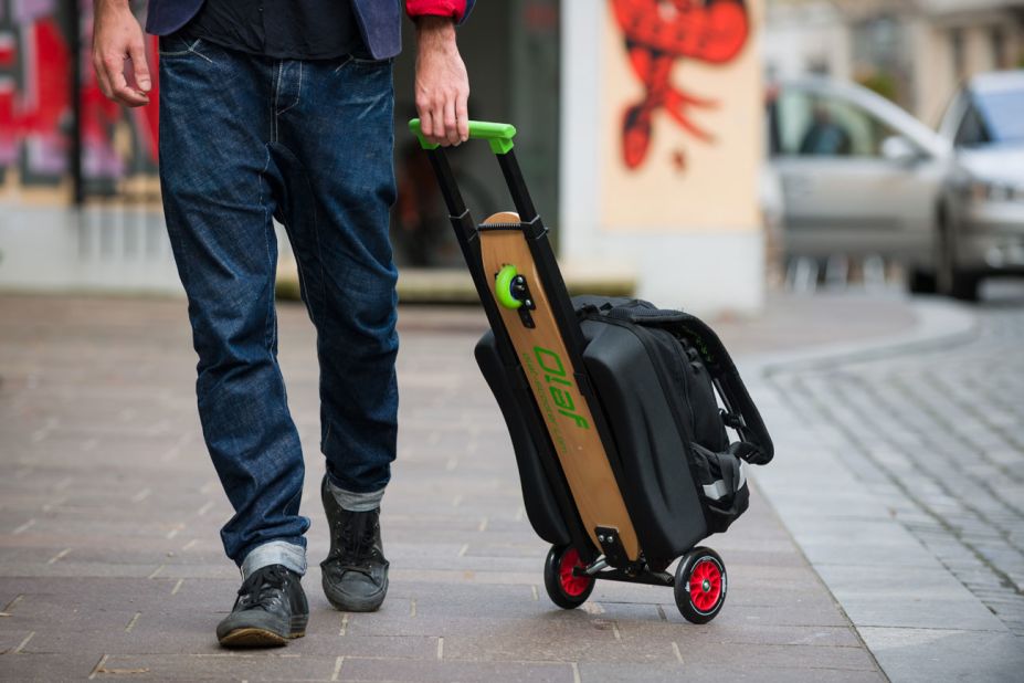 Olafs feature a retractable handle, so they can be used as wheel-y bags.