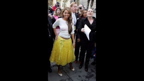 Beyonce is another famous name who can be counted as a fan of de la Renta's. The superstar singer, seen here at the designer's fall 2005 fashion show in New York, later wore a red de la Renta dress <a href="https://twitter.com/BarackObama/status/248480632936747008" target="_blank" target="_blank">to meet President Obama in 2012.</a>
